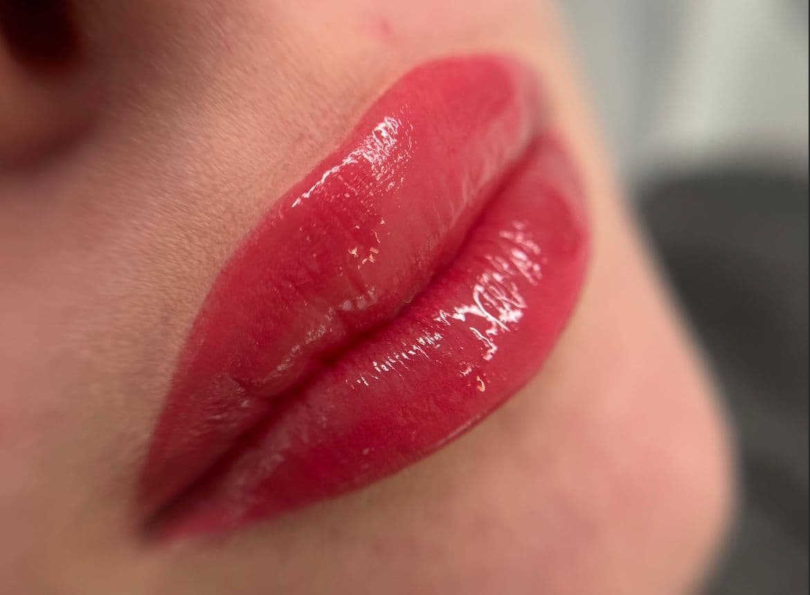 Exemple de résultat issu d'une formation Candy Lips : un tatouage des lèvres permanent au rendu rose doux et naturel, signature de l'expertise Habiba Med.