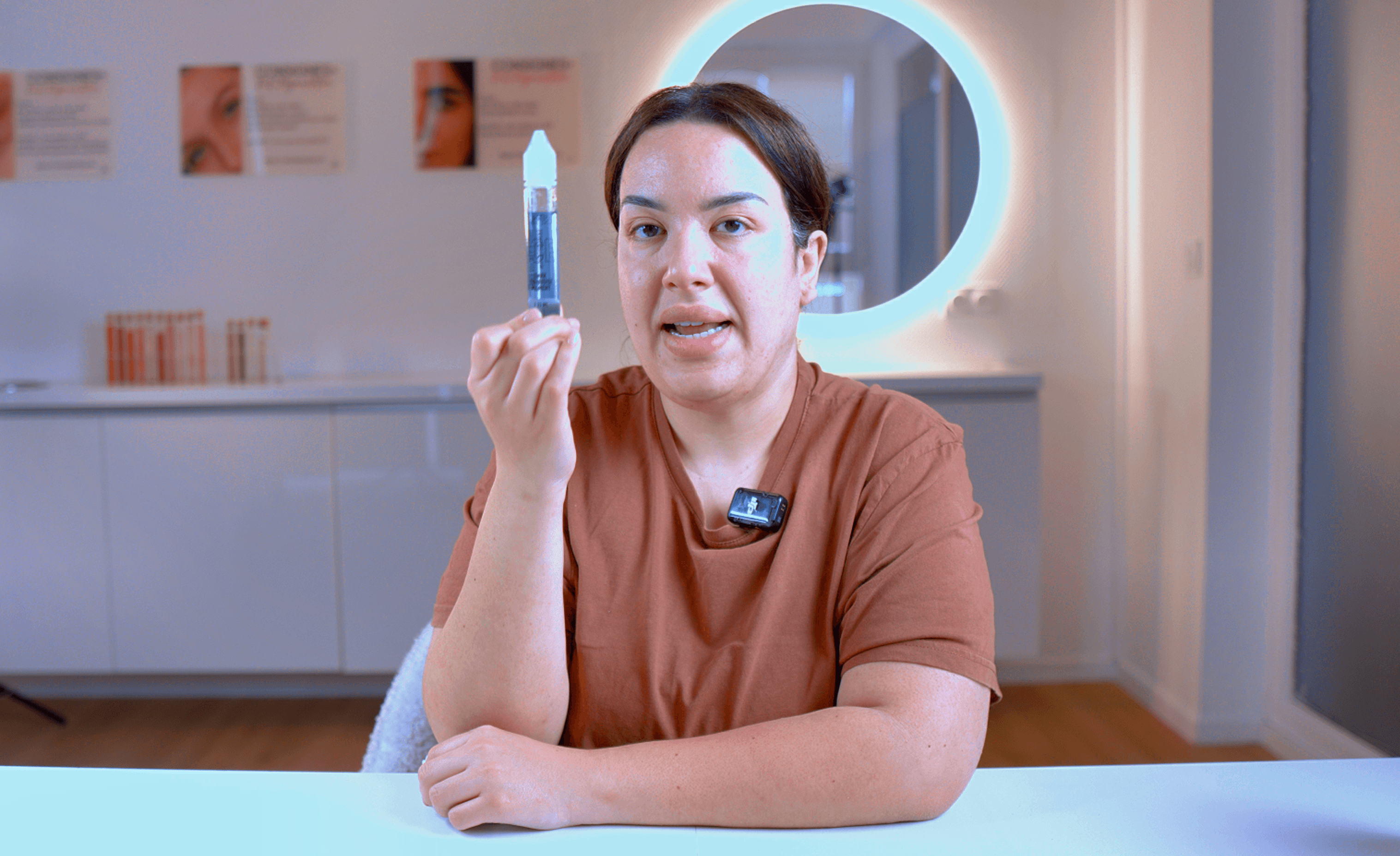 Habiba Med présente un produit technique lors de sa formation en ligne de microshading pour apprendre le tatouage des sourcils permanent.