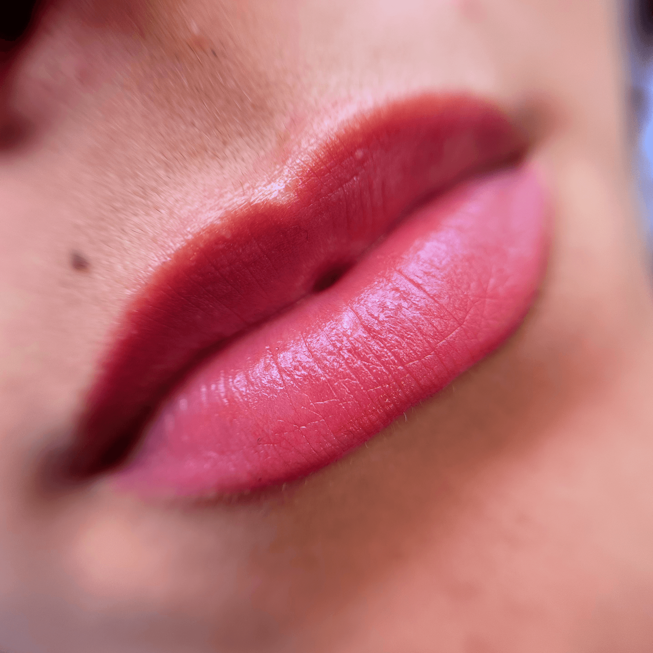 Résultat final après pigmentation semi-permanente des lèvres avec la technique Candy Lips, offrant une bouche visuellement plus pulpeuse et colorée.