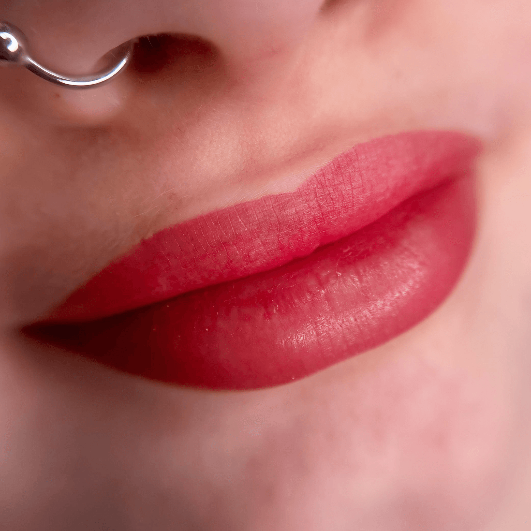 Gros plan sur un tatouage des lèvres permanent Candy Lips avec un fini ultra-glossy et une pigmentation rose fraîche, réalisé par l'académie Habiba Med.
