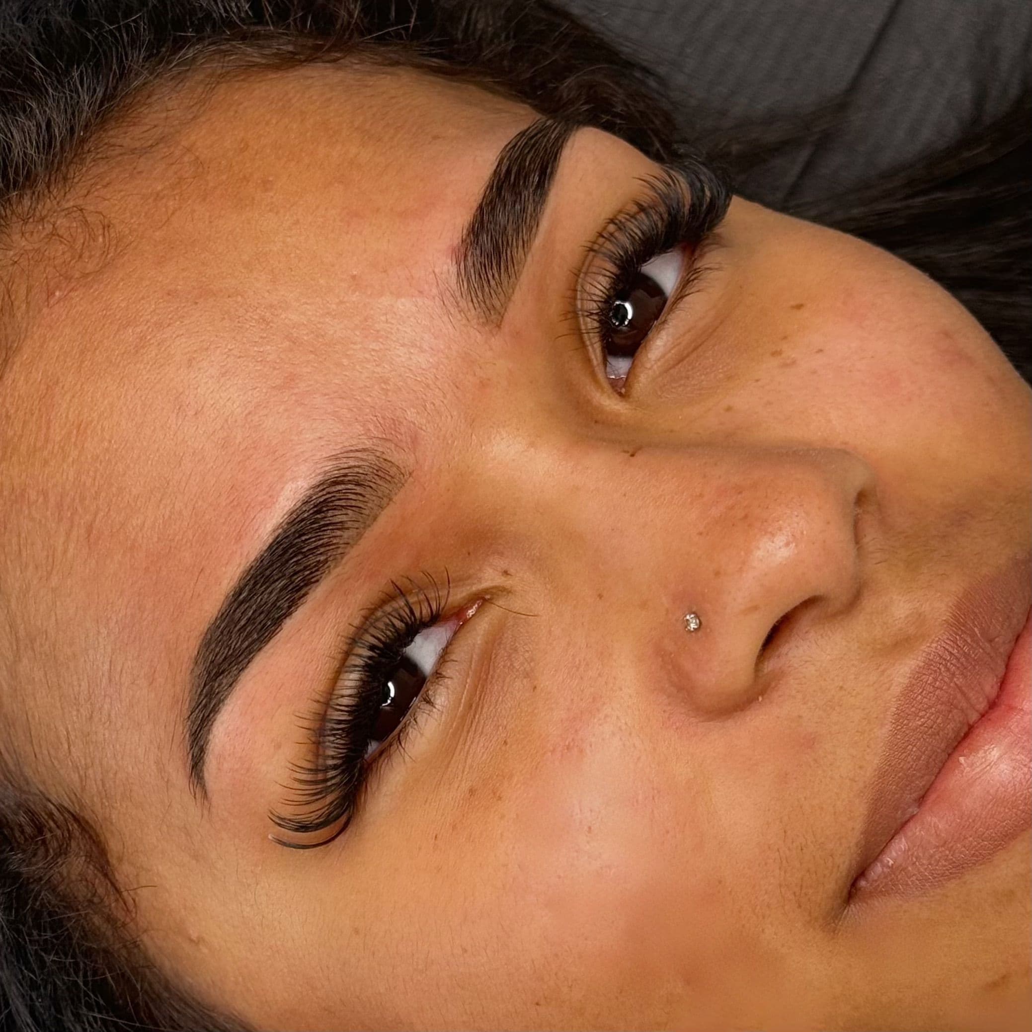 Tatouage des sourcils permanent technique microshading intense sur peau mate, résultat net et structuré réalisé par l'experte Habiba Med.