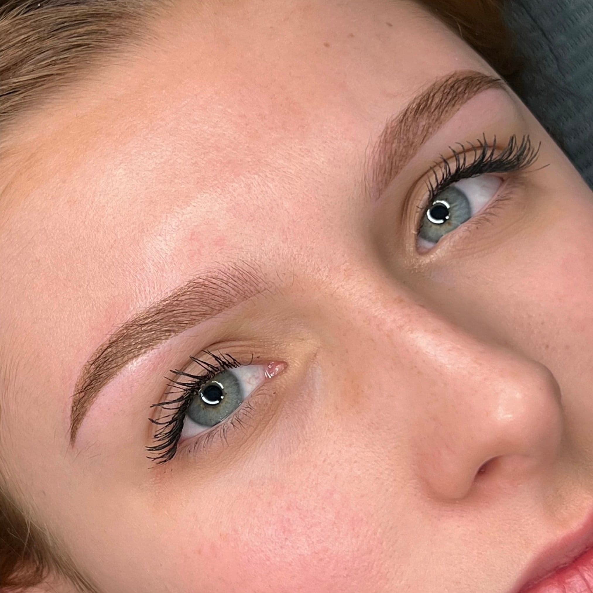 Résultat d'un tatouage des sourcils permanent technique ombre brows sur peau très claire et yeux bleu-gris, expertise Habiba Med.